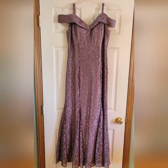 Formal Dress - Picture 2 of 6